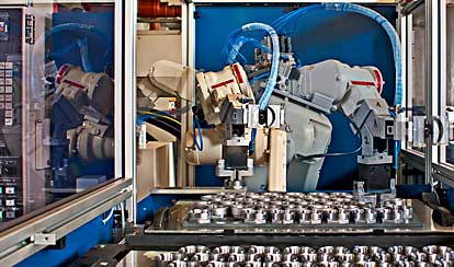 Automotive - Einsatz von Gandry Ladern und Robotern an den Bearbeitungsanlagen ist zum Standard einer heutigen wirtschaftlichen Bearbeitung geworden. Zurzeit wird dies auf weitere Bearbeitungsstufen wie Messen, Entgratung oder Verpacken ausgeweitet.